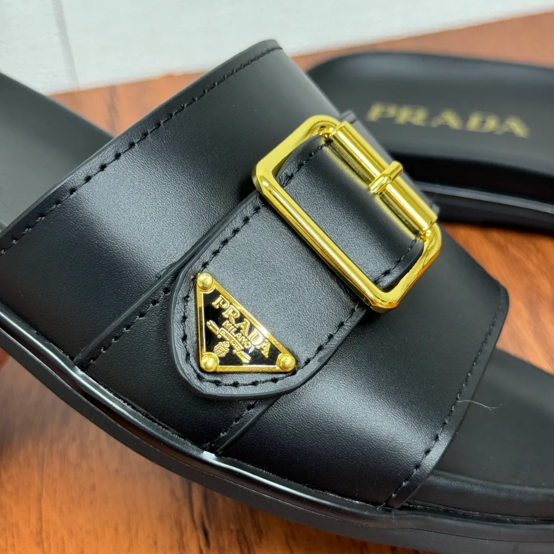 Batch 580 Prada/Prada's new men's straight style genuine leather slippers. Retro inspiration and modern lines coexist harmoniously. The dynamic design is decorated with the brand's iconic symbols and characteristic details. Genuine leather bottom layer, inner calfskin upper including stone pattern cowhide, smooth calfskin, and classic canvas three-logo pattern are available in three styles. It is decorated with genuine leather buckle straps, metal buckle details, and embellished with gold classic enamel brand logo details. Thin rubber soles are standard, and a complete package! Size: 39-40-41-42-43-44-45 Leather shoe size Item number: 2X3064 cowhide